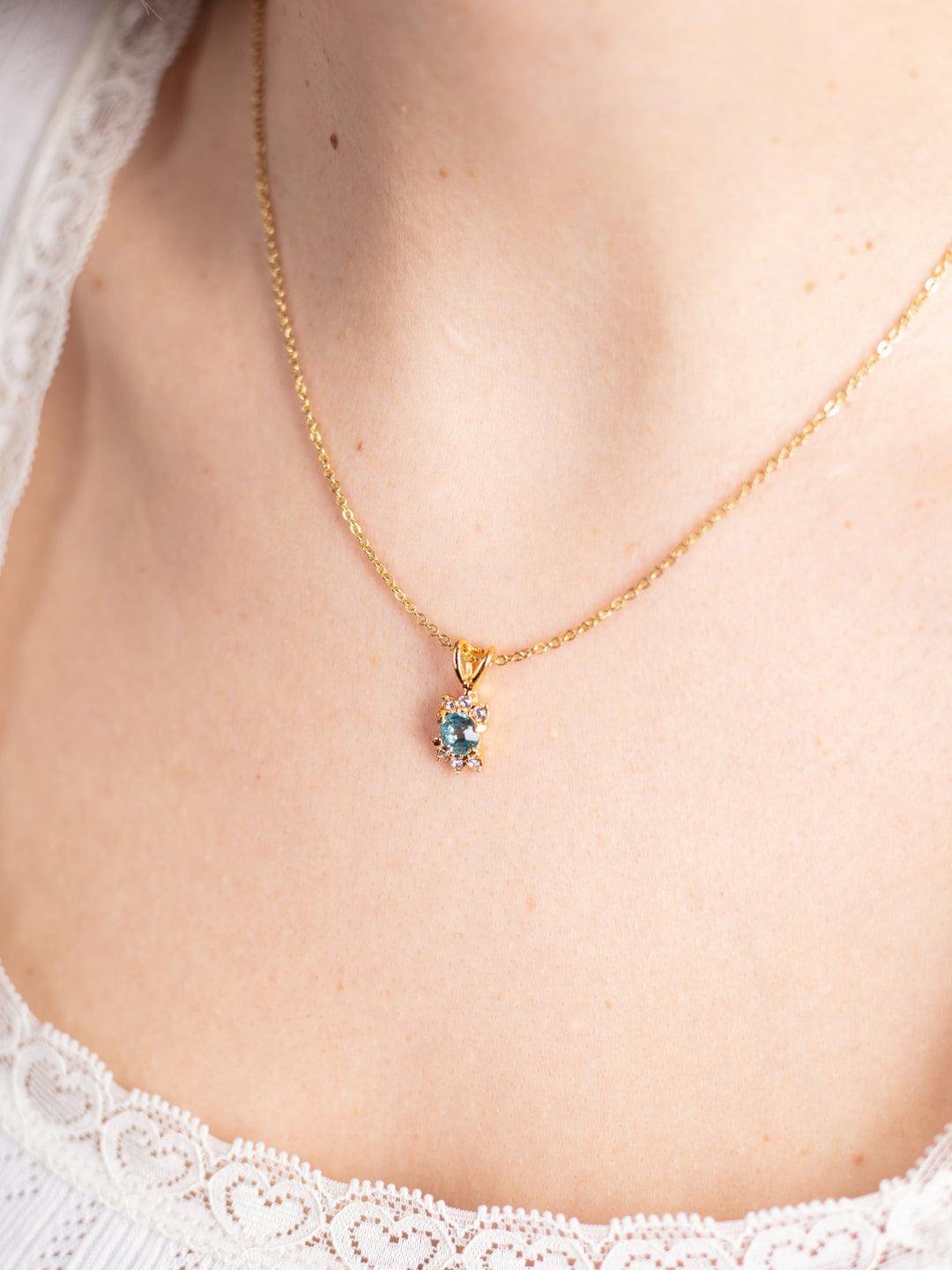 Vintage 90. gadu kaklarota ar mākslīgā dimanta kulonu