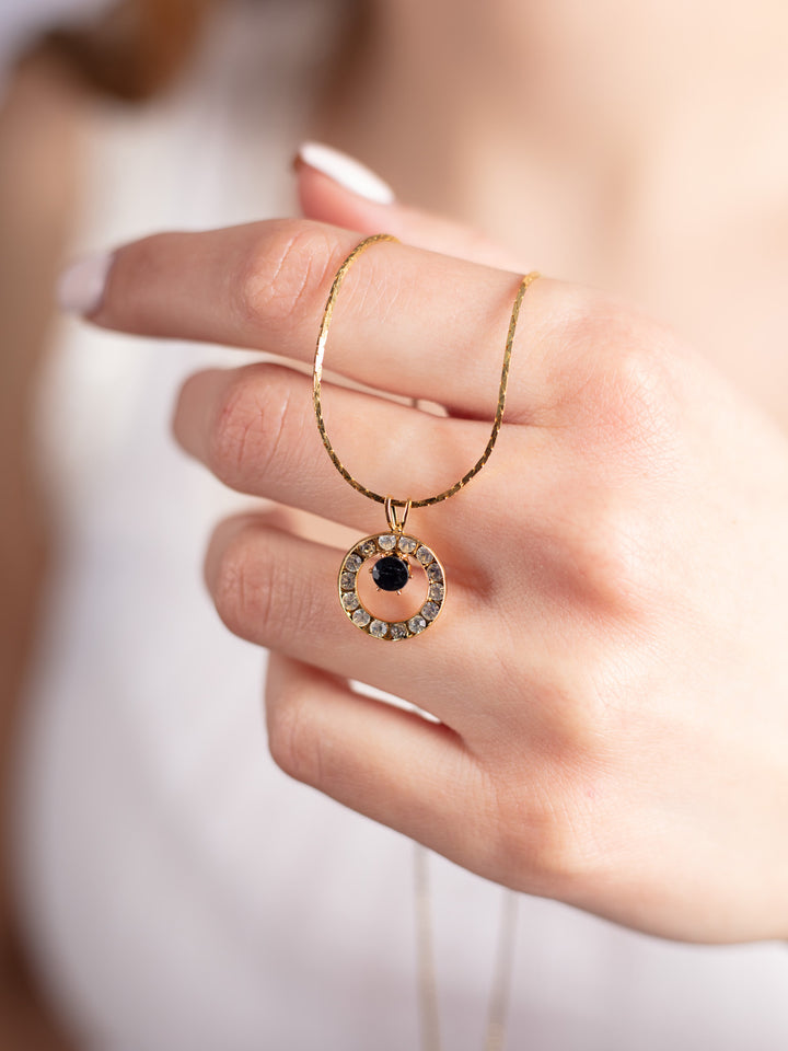 Vintage 90. gadu kaklarota ar melna kristāla kulonu