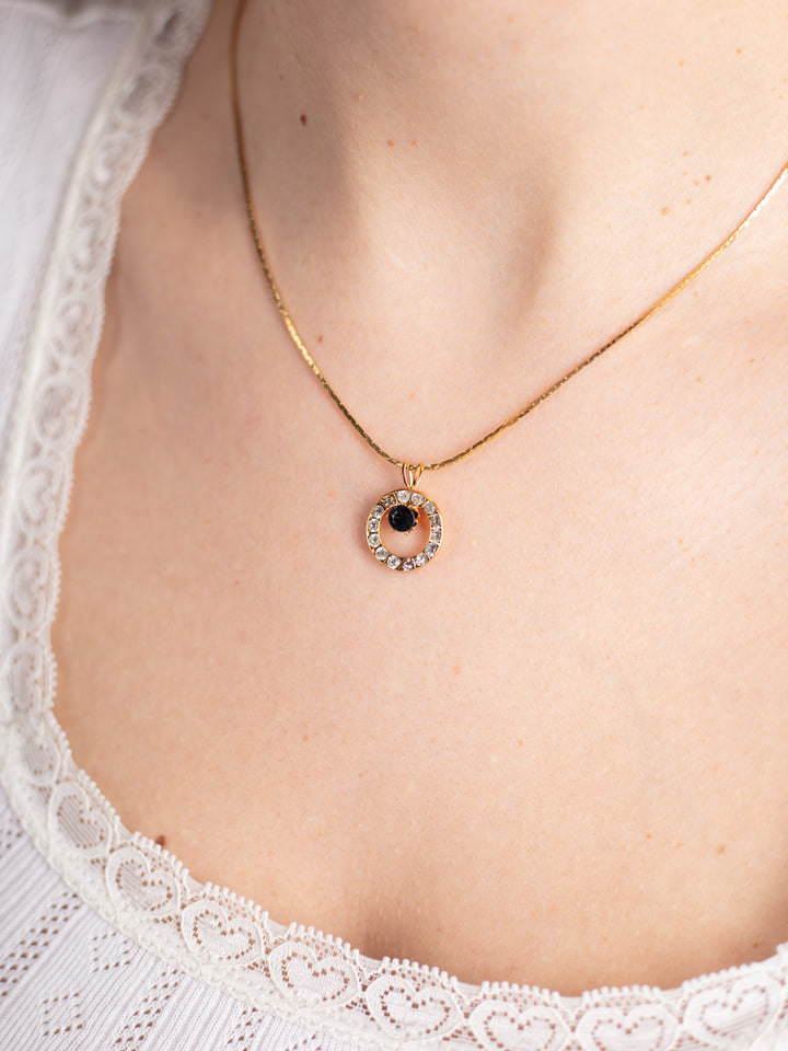 Vintage 90. gadu kaklarota ar melna kristāla kulonu