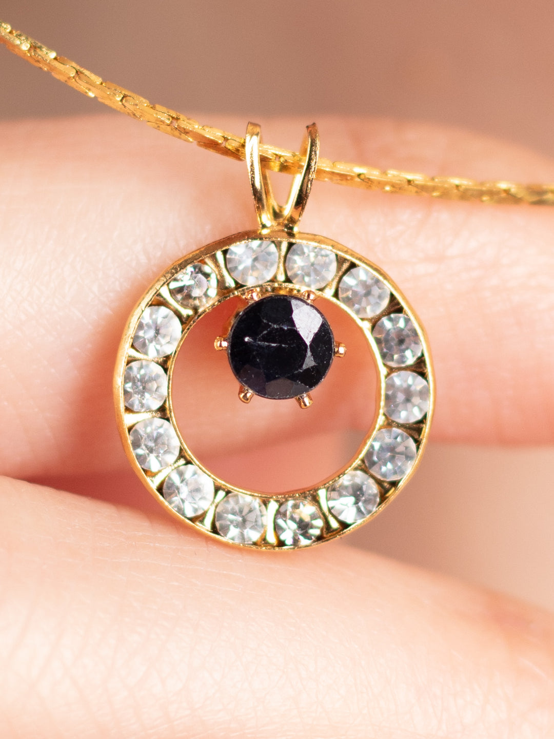 Vintage 90. gadu kaklarota ar melna kristāla kulonu