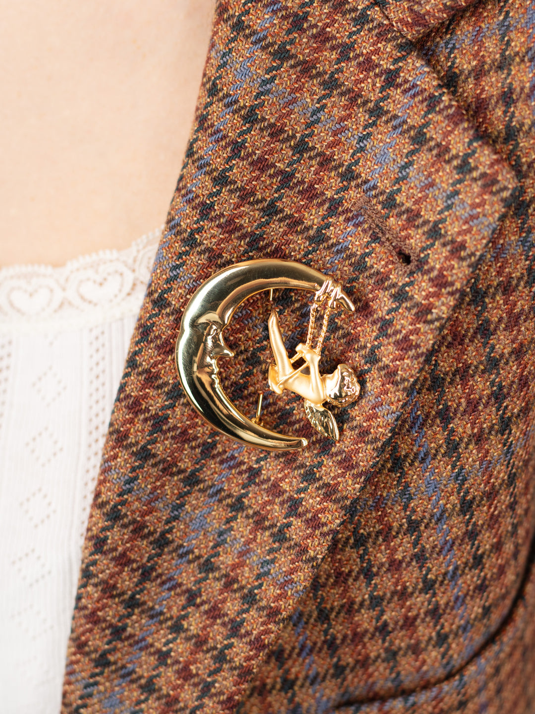 Vintage 90. gadu pusmēness piespraude