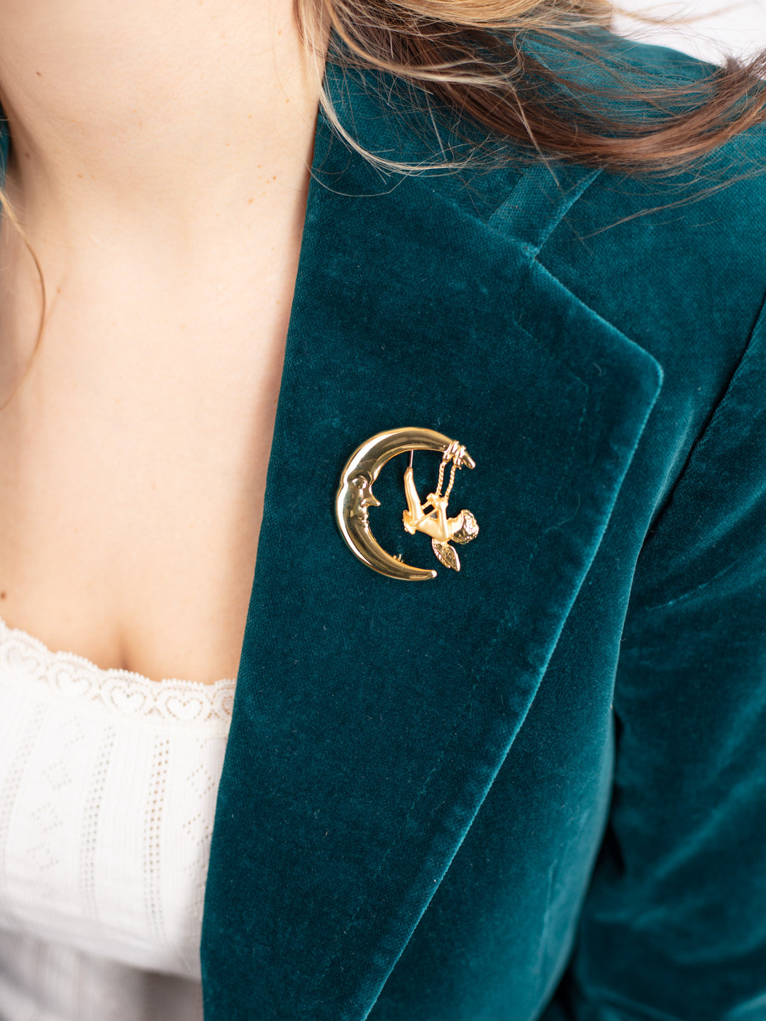 Vintage 90. gadu pusmēness piespraude