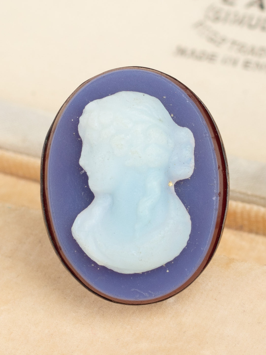 Antique Victorian piespraude ar zilu siluetu