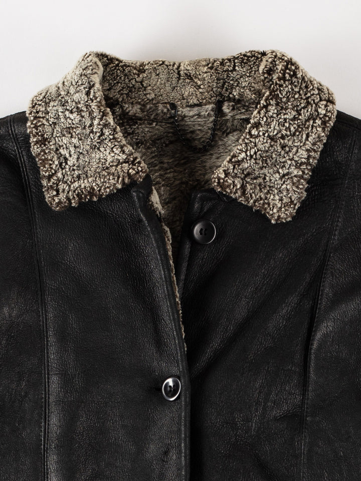Vintage 90's Women Sheepskin Coat in BlackMN592