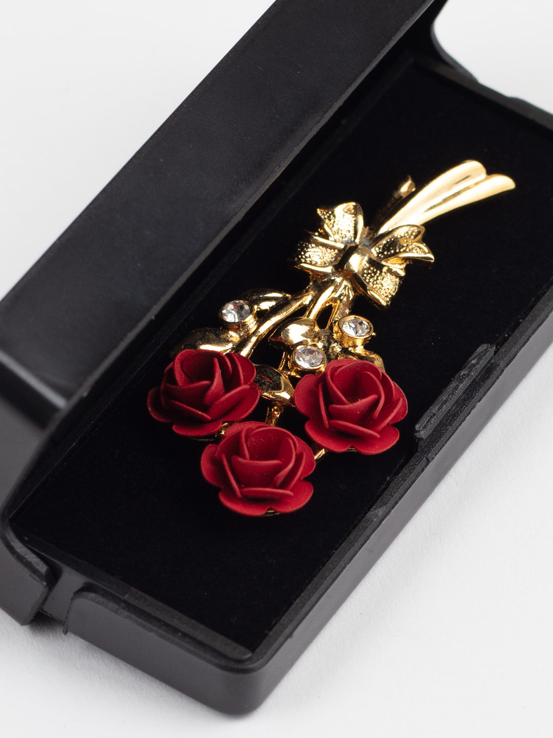 Vintage piespraude ar rhinestones akmentiņiem un bantītes detaļu