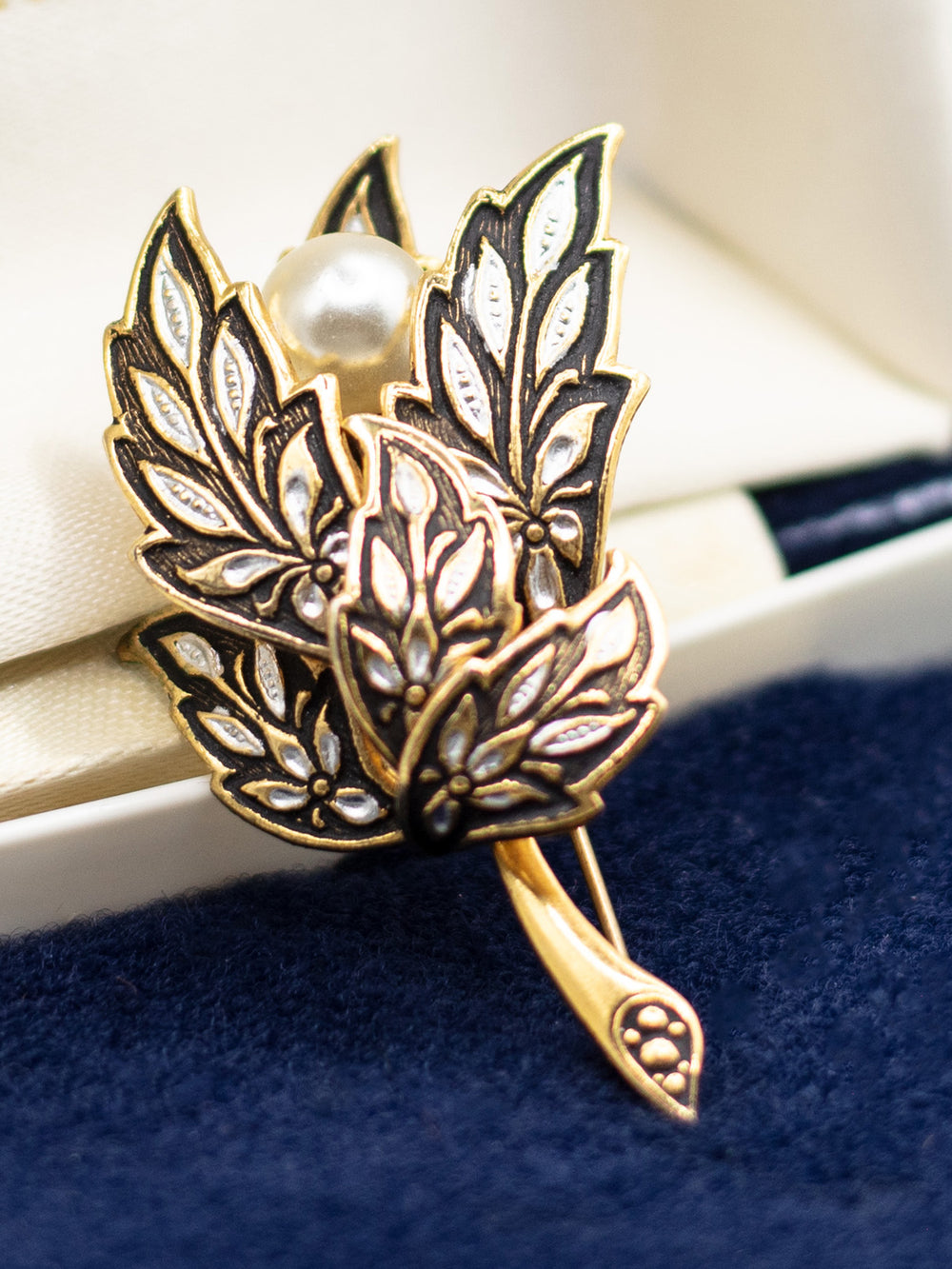 Vintage 50's Brooch in Gold