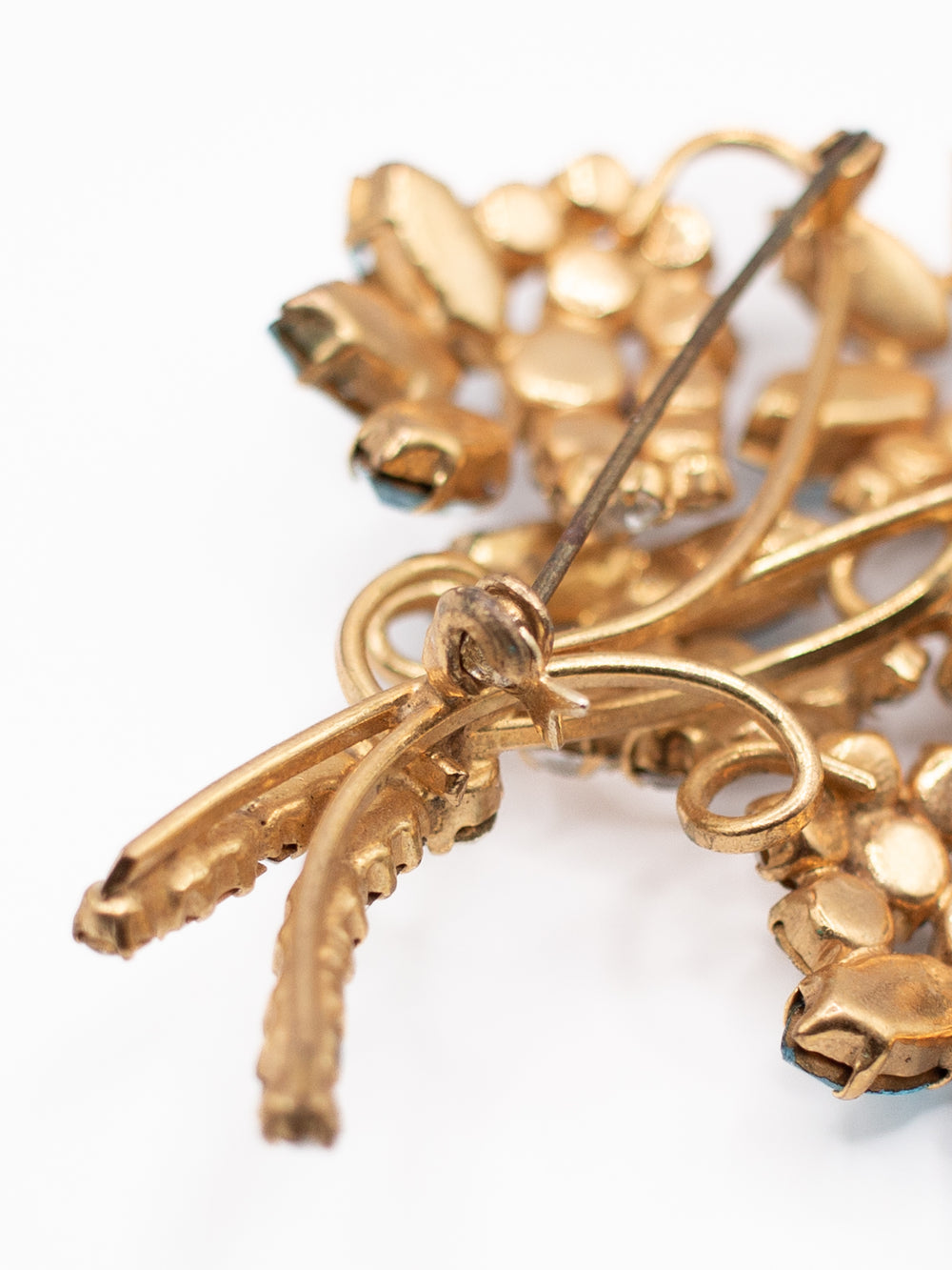 Vintage 60's Brooch in Gold