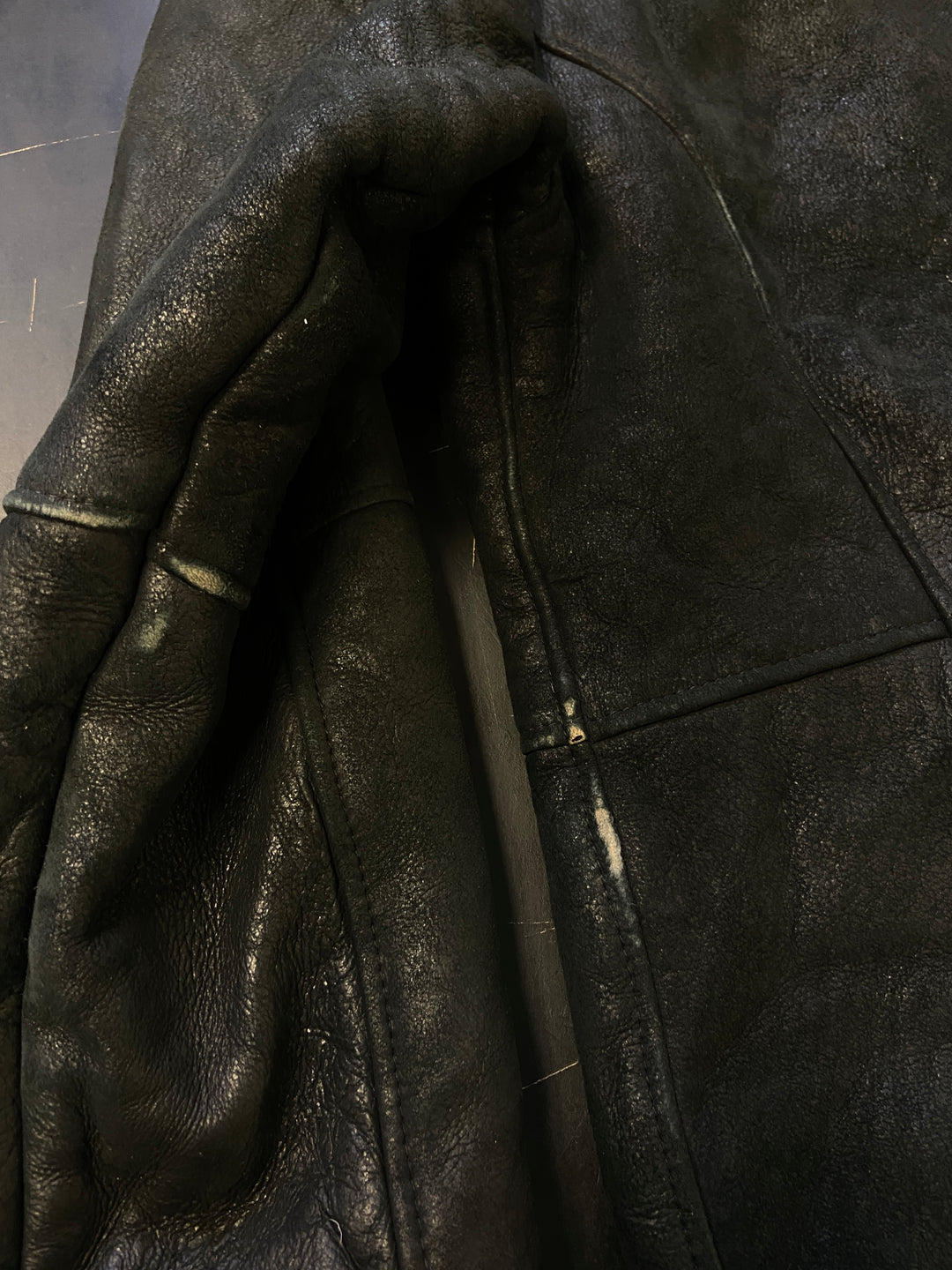 Vintage 90. gadu vīriešu aitādas jaka melnā krāsā