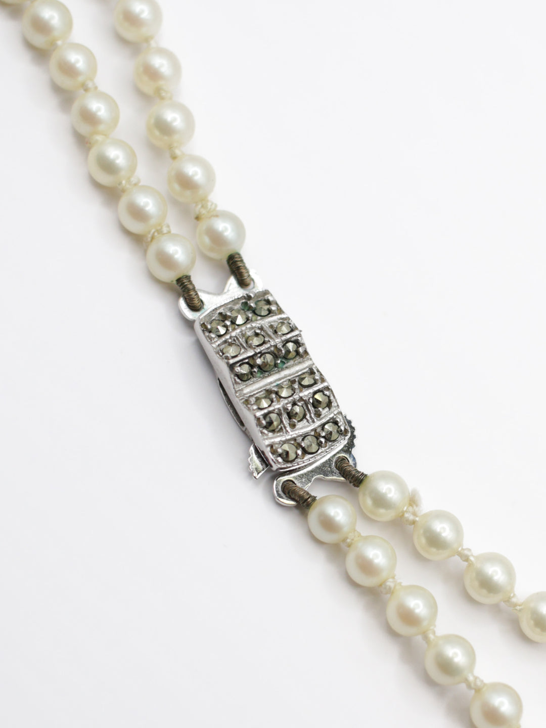 Vintage 50. gadu kaklarota ar sarkanām rozēm 