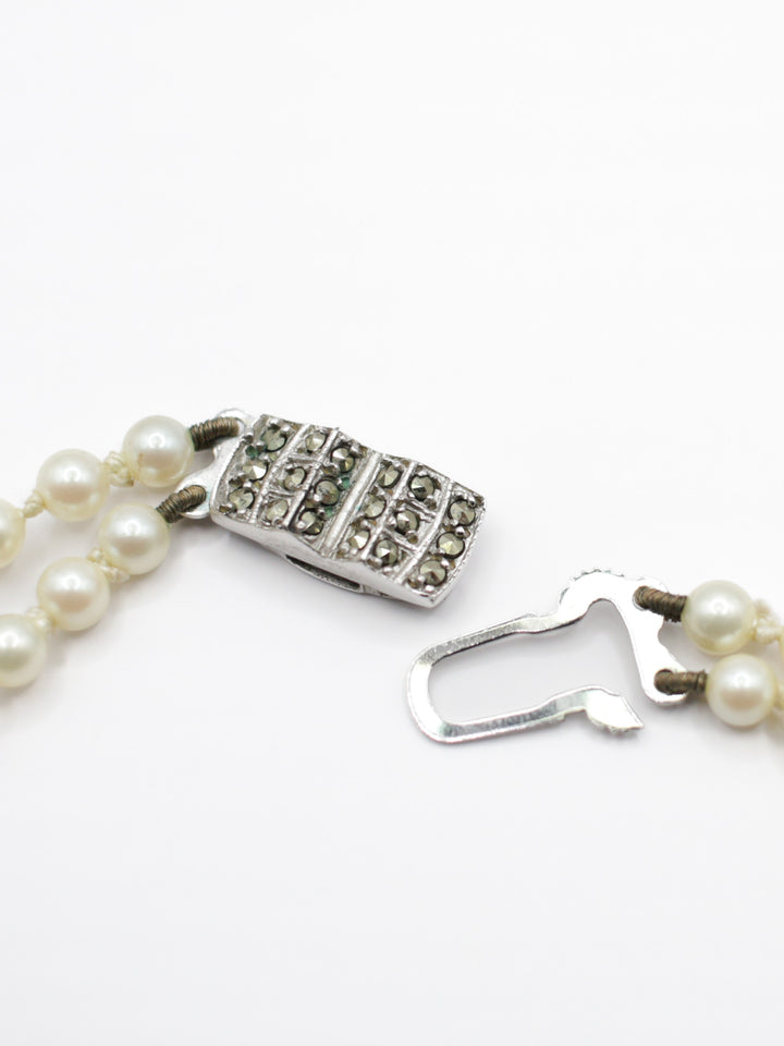 Vintage 50. gadu kaklarota ar sarkanām rozēm 