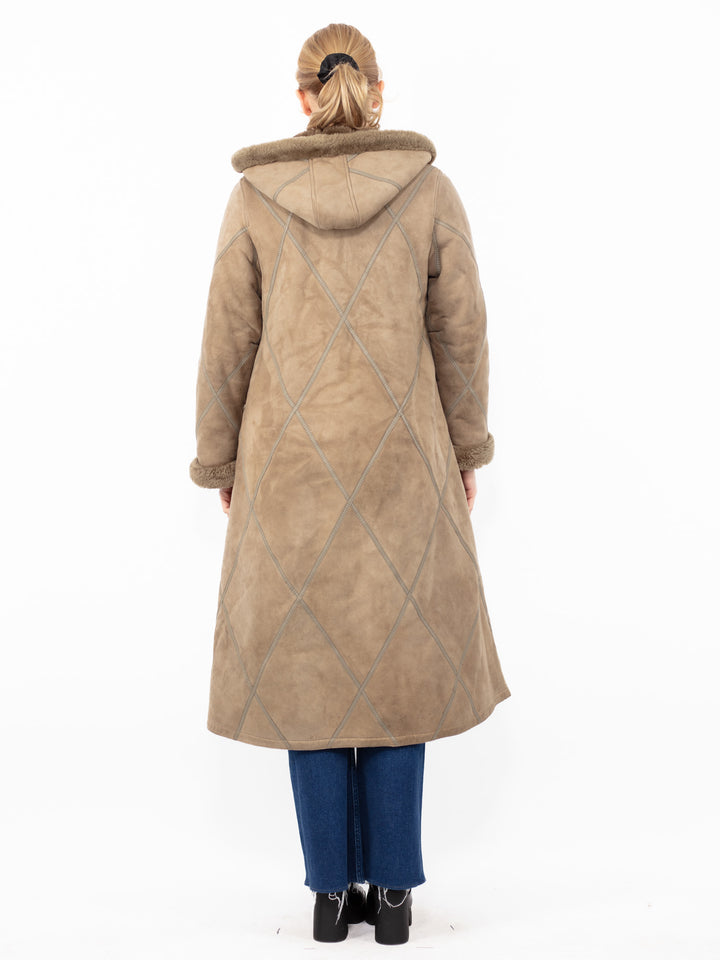 Vintage 70. gadu sieviešu aitādas garais mētelis ar kapuci bēšā krāsā