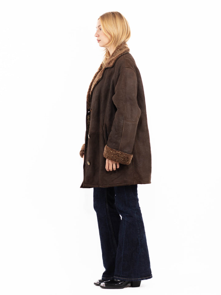 Vintage 90's Women Oversized Sheepskin Coat in Brown