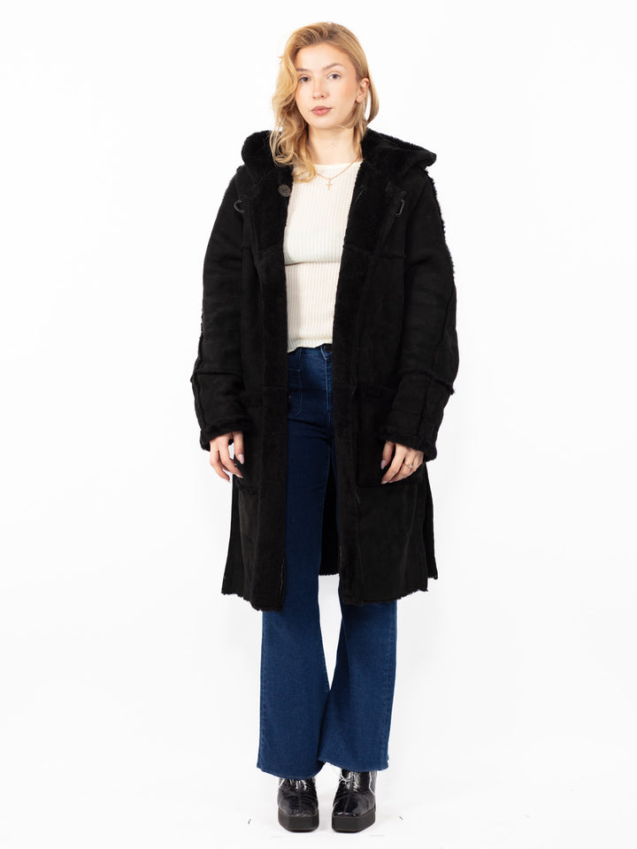 Vintage 90. gadu sieviešu aitādas mētelis ar kapuci melnā krāsā