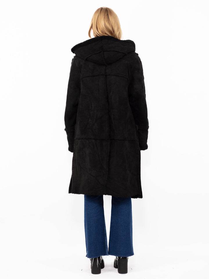 Vintage 90. gadu sieviešu aitādas mētelis ar kapuci melnā krāsā