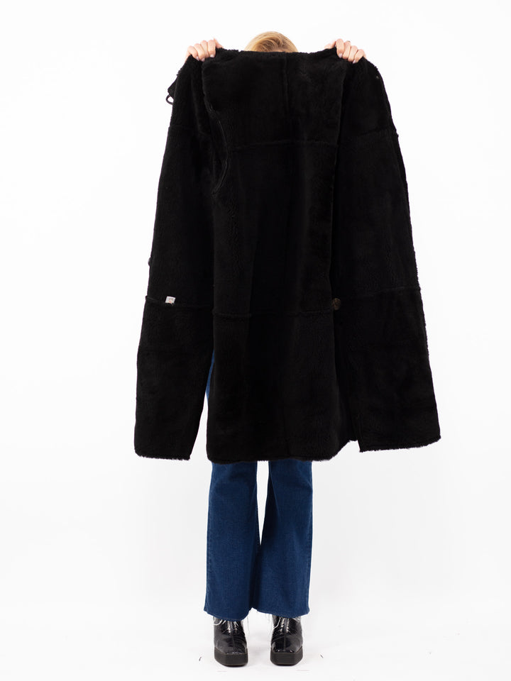 Vintage 90. gadu sieviešu aitādas mētelis ar kapuci melnā krāsā