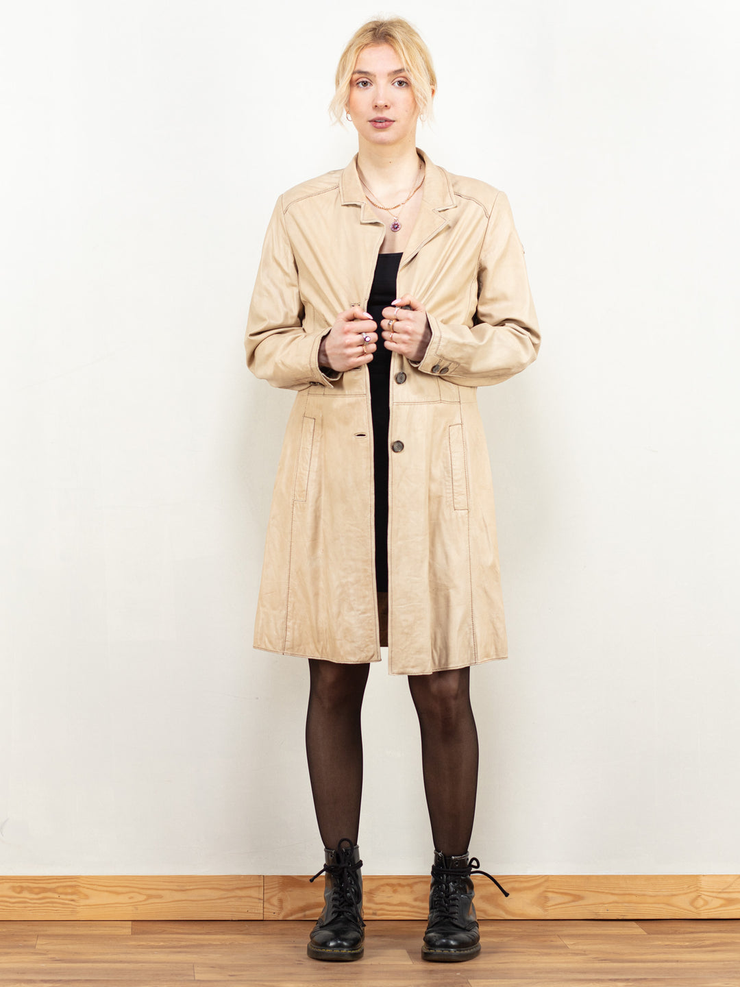 Vintage 90's Women Leather Coat in Beige - NorthernGrip